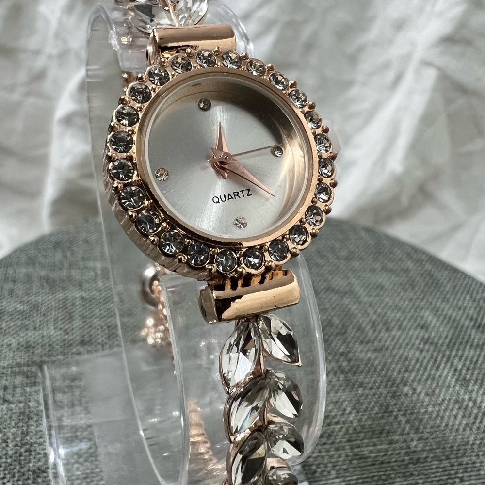 Fashion Jewelry Rhinestone Quartz Watch W/ Adjustable Band Amazing Looking. - Picture 9 of 11